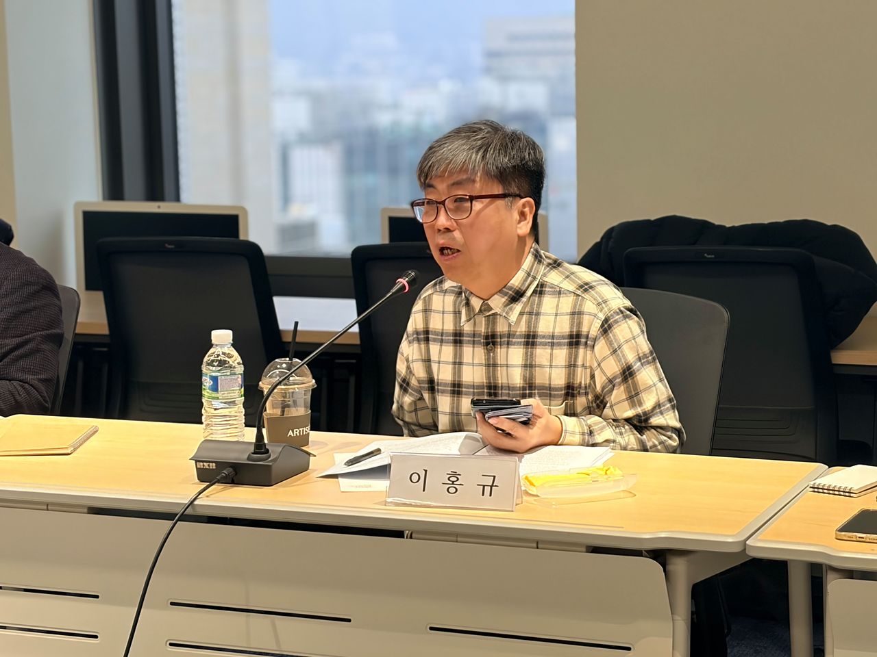 2월 5일 동서대학교 동아시아연구원과 중앙일보 중국연구소가 공동 주최한 '2025 제2차 DSU 중국학술토론회'에서 이홍규 동서대 교수가 토론하고 있다. 중국연구소 