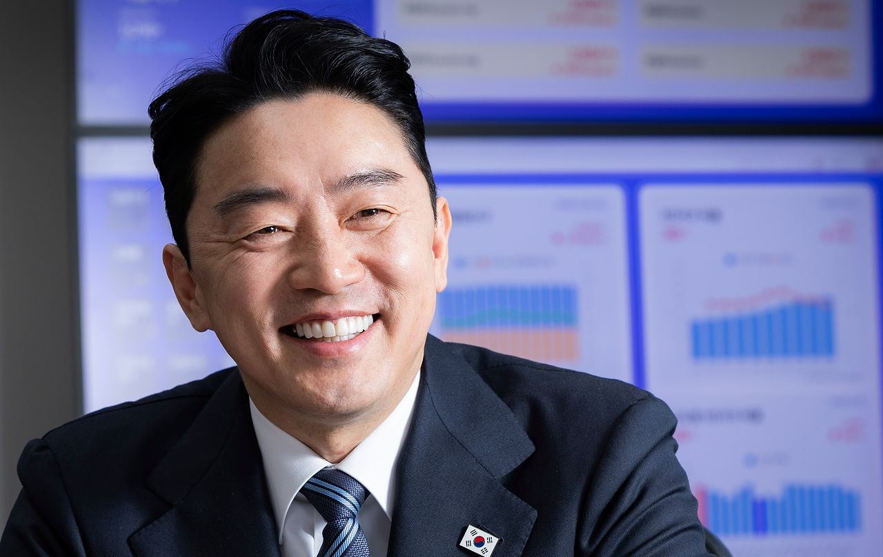 강 실장 임명 초기 체중이 7㎏이나 줄고, 피고해 보이는 모습으로 화제가 됐다. 강 실장은 “지금은 얼굴이 좀 좋아지지 않았나. 일단 청와대라는 시스템과 조직이 짜여진 덕이 있다. 이 대통령과 일하면 여유가 생긴다고 즐기는 게 아니라 자꾸 일을 더하게 된다. 저도 닮아가는 것 같다”고 말했다. 전민규 기자