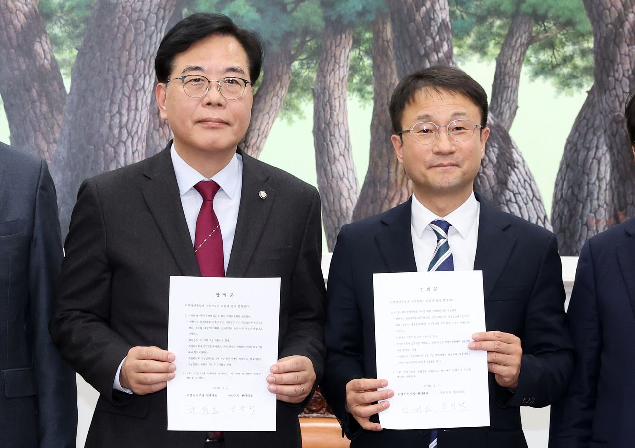 한병도 더불어민주당 원내대표와 송언석 국민의힘 원내대표가 4일 서울 여의도 국회에서 미국의 관세 재인상과 관련해 대미투자특별법 처리를 위한 특별위원회를 구성하기로 합의 후 합의문을 들고 기념촬영하고 있다. 뉴스1