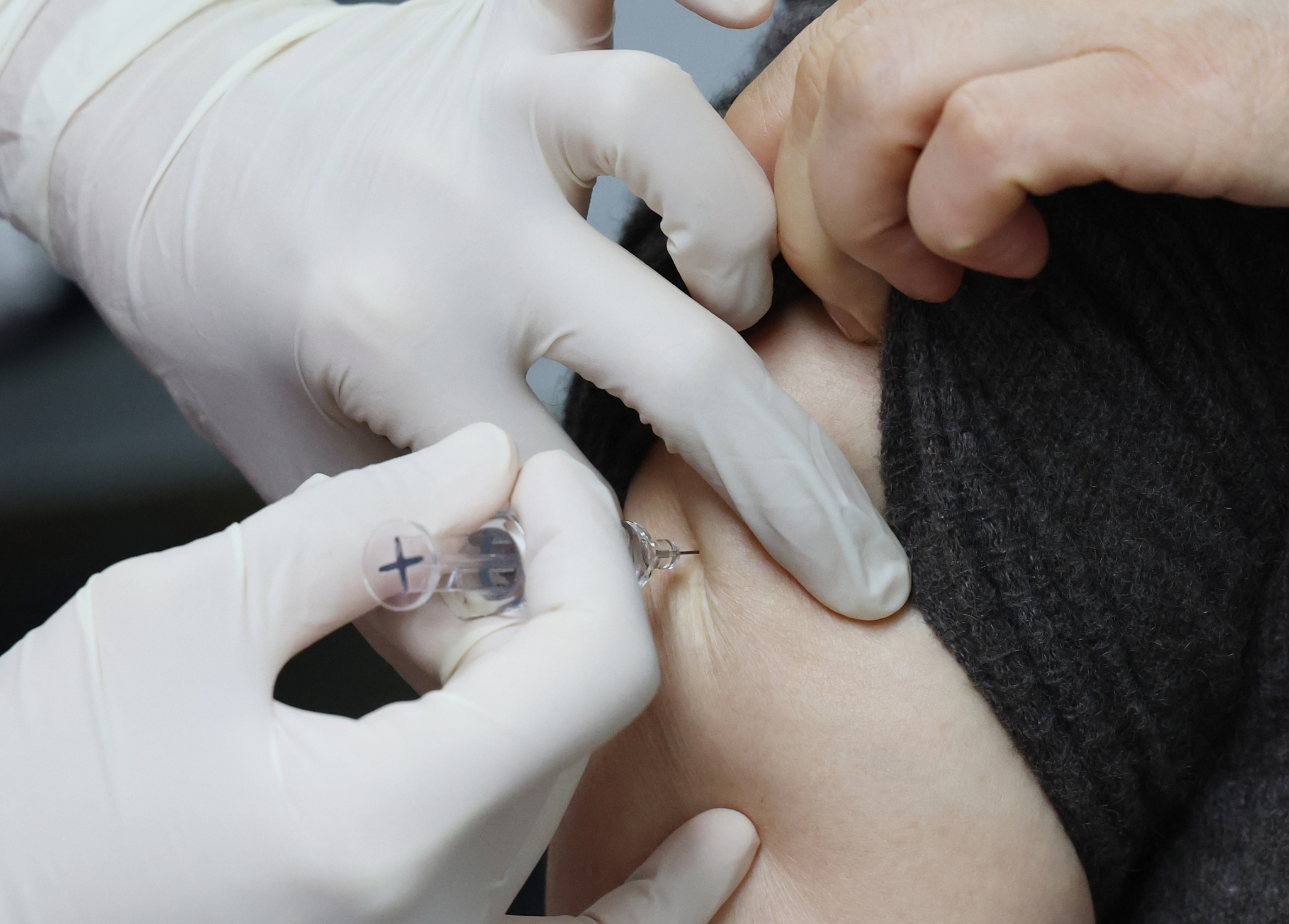 지난해 말 독감 예방접종을 하고 있는 모습. 뉴스1