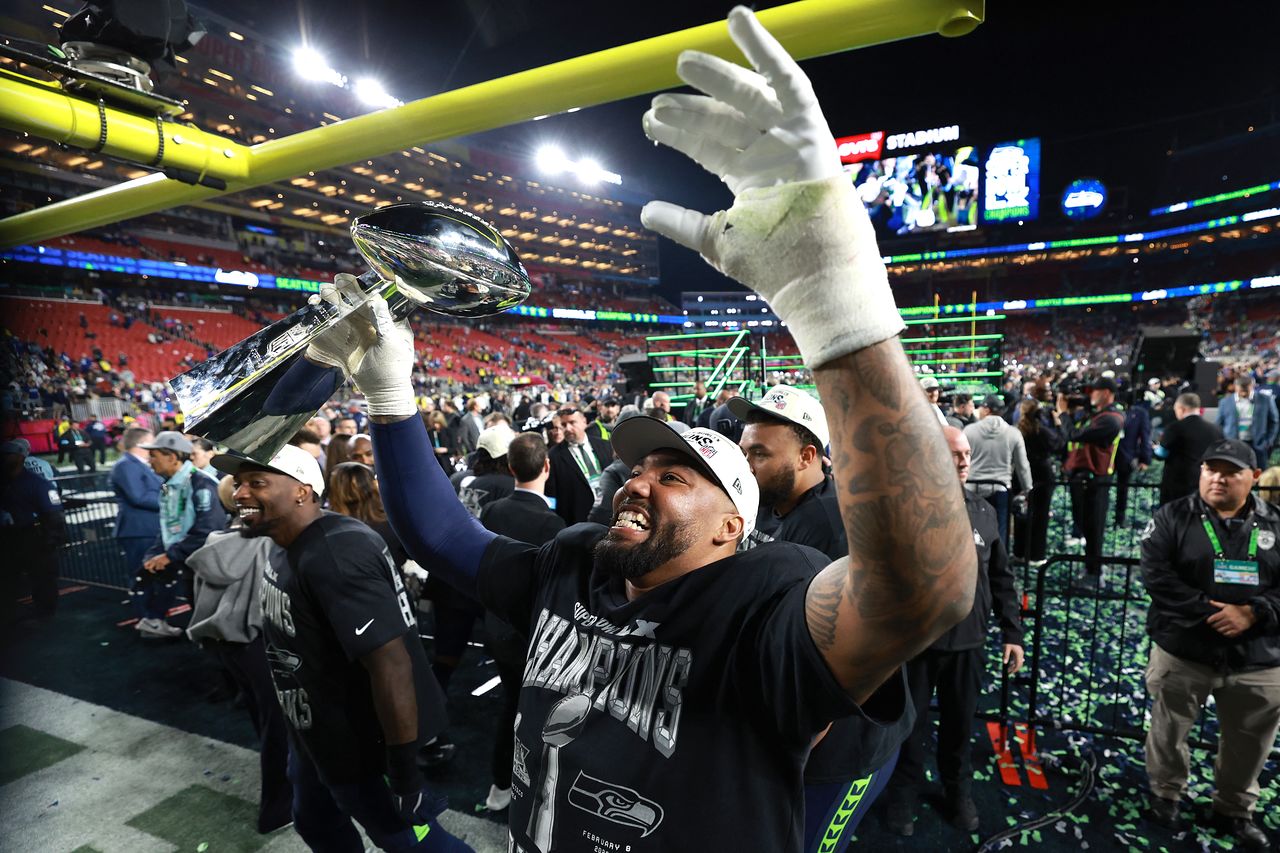 빈스 롬바르디를 들고 기뻐하는 시애틀 선수들. 로이터=연합뉴스