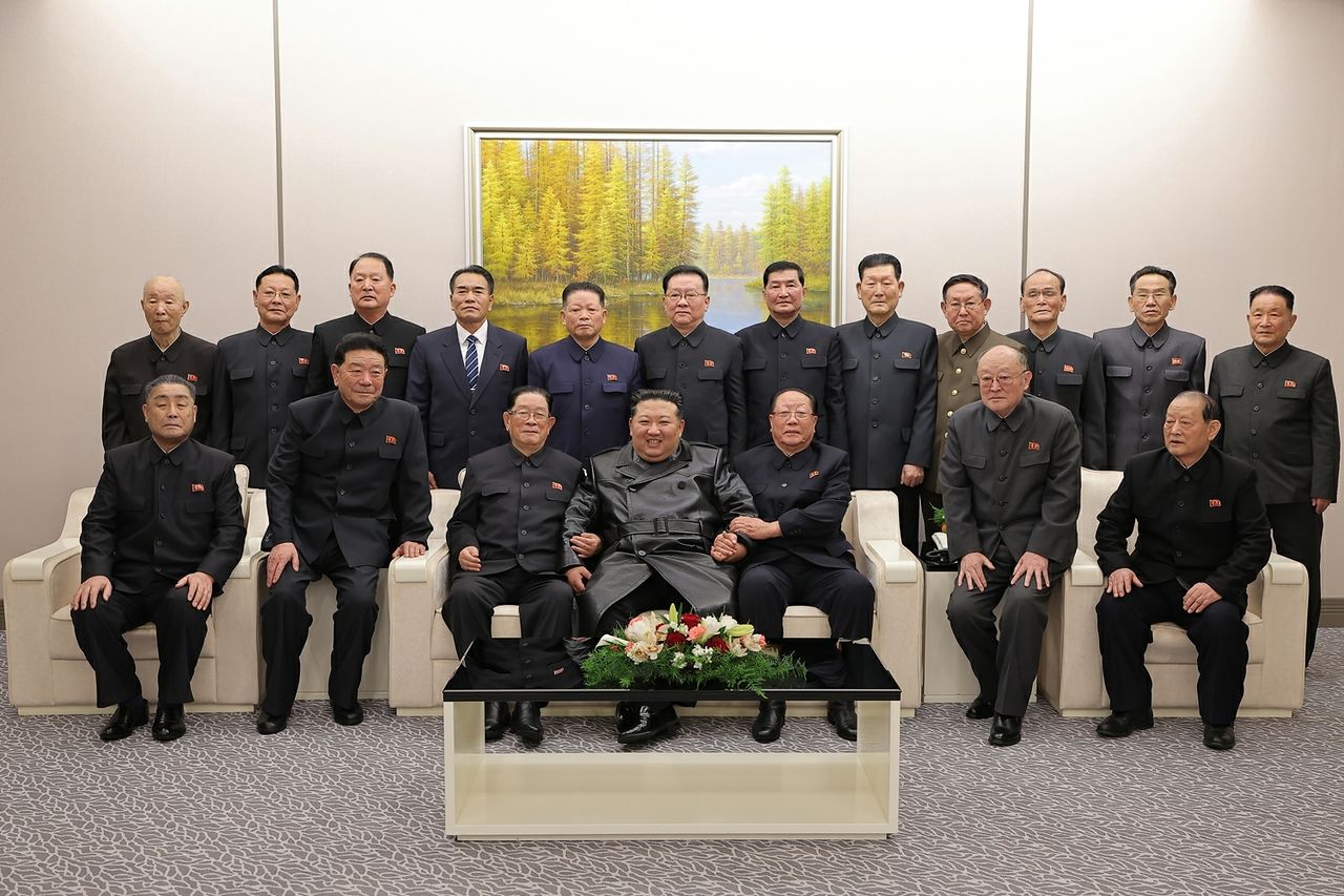 김정은 북한 국무위원장이 지난 8일 건군절 78주년 행사에 참석해 연설한 뒤 제대 군인들과 기념촬영을 하는 모습. 노동신문, 뉴스1