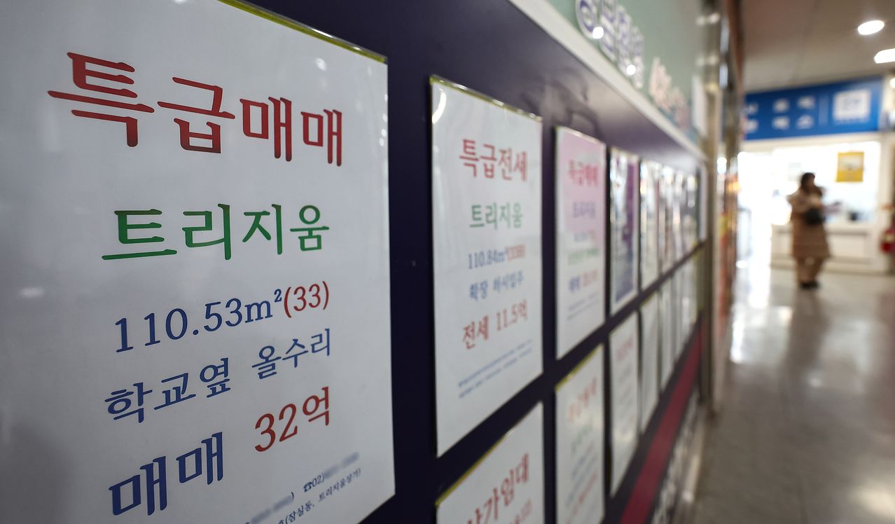8일 한국부동산원에 따르면 2월 첫째 주 서울 동남권(서초·강남·송파·강동) 매매수급동향지수는 지난해 9월 첫째 주 이후 5개월 만에 최저치인 101.9를 기록했다.  '매매수급지수'는 수요와 공급 비중을 점수화한 수치로, 기준선인 100보다 낮을수록 매수자의 수요보다 매도자의 공급이 많다는 것을 의미한다.  사진은 이날 서울 강남구의 한 부동산 중개업소에 게시된 매물정보. 뉴스1
