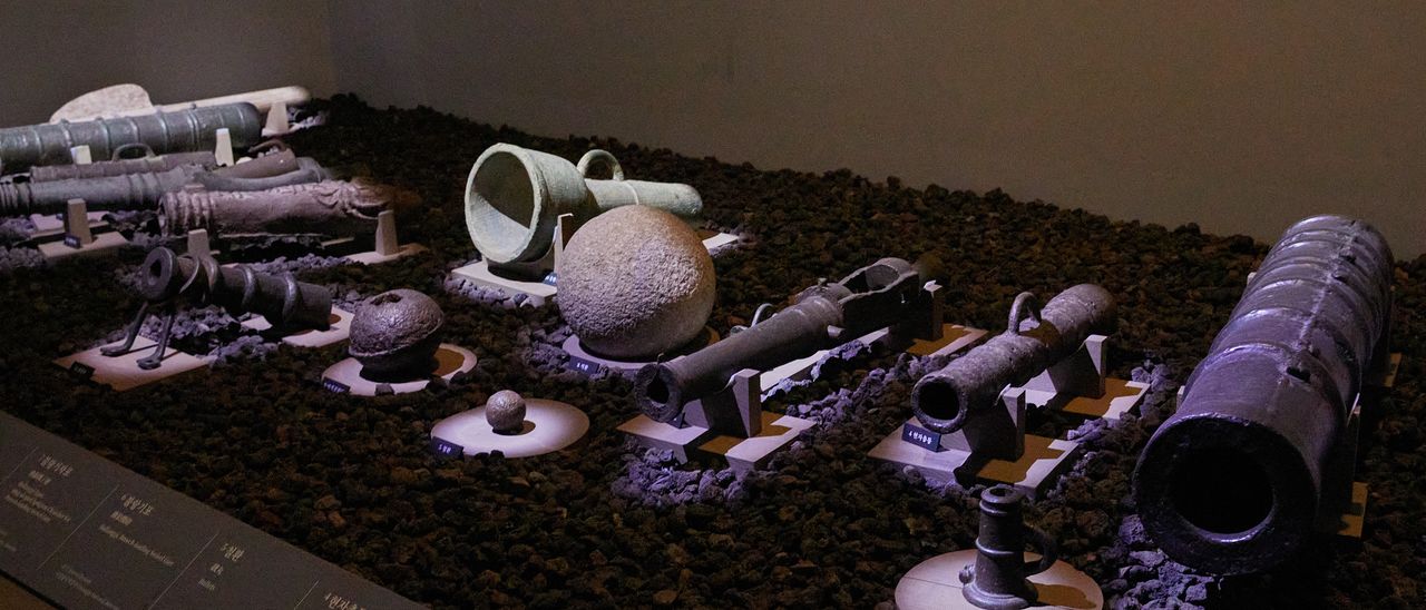 이순신과 조선 수군의 무기 운용 관련 자료 및 대형총통(천자총통·지자총통·현자총통·황자총통) 모형도 전시됐다.