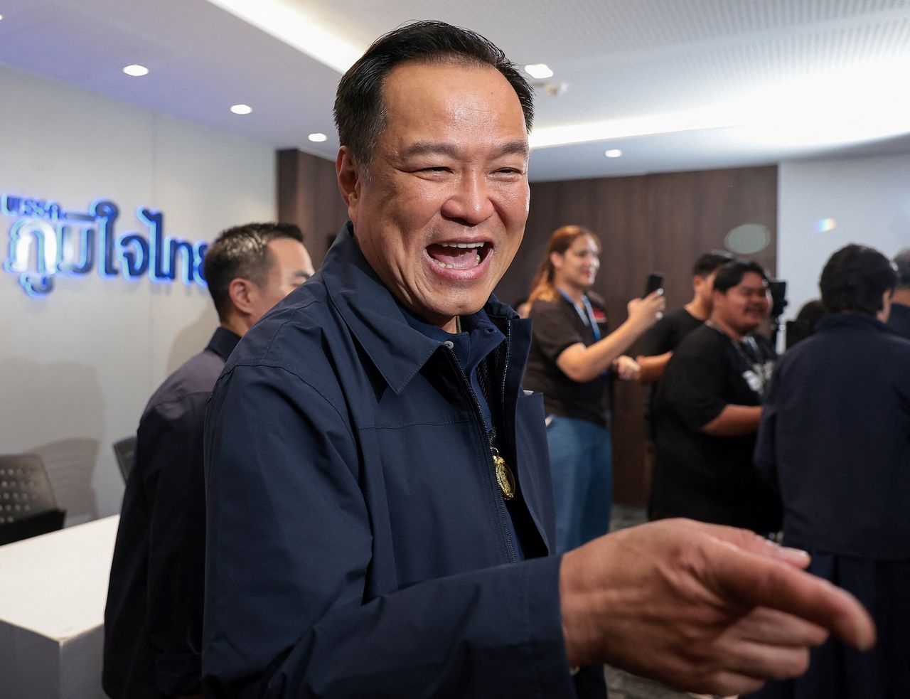 8일(현지시간) 태국 총선 당일 보수 성향 품짜이타이당을 이끄는 아누틴 찬위라꾼 총리가 웃으며 대화하고 있다. 로이터=연합뉴스