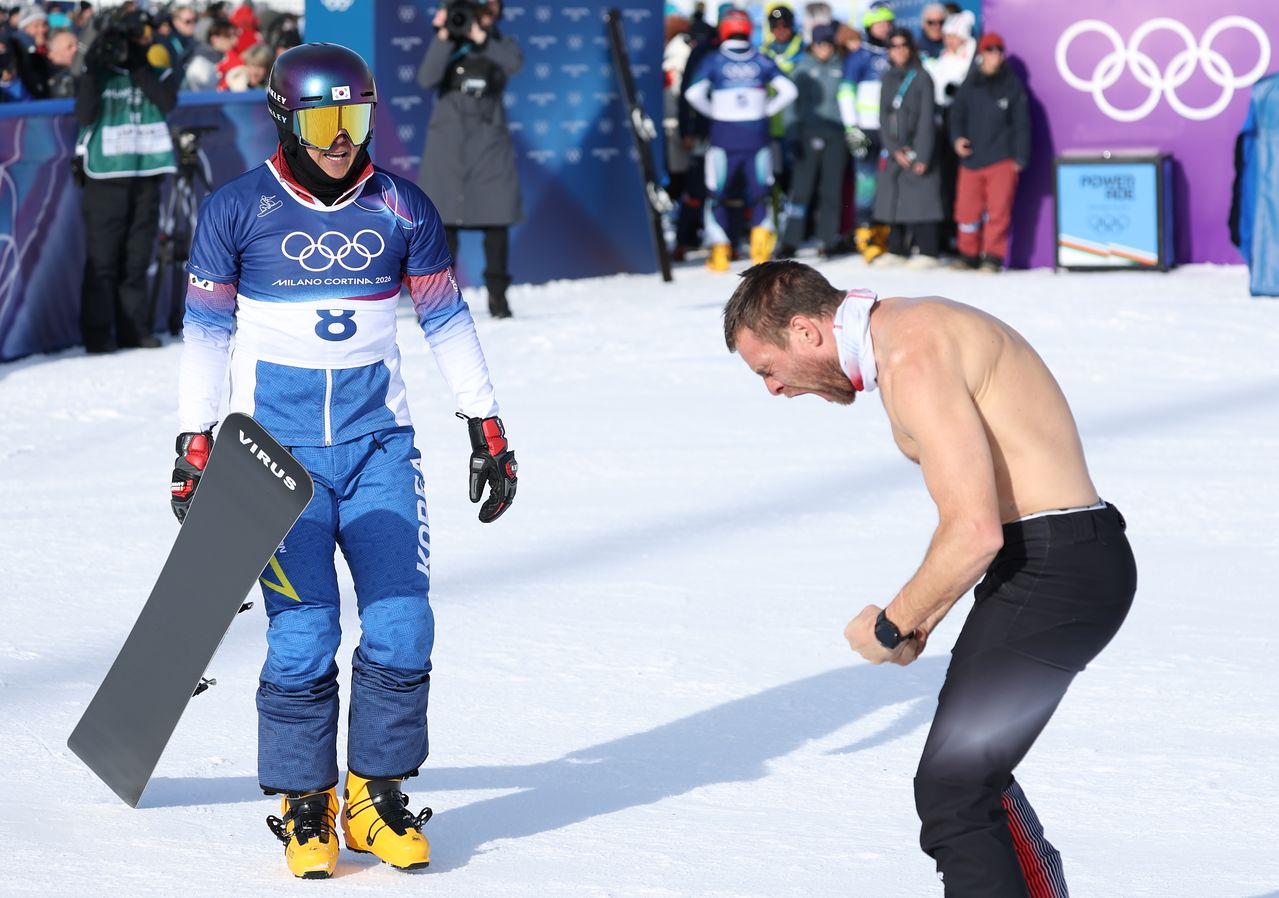 8일(현지시간) 이탈리아 리비뇨 스노우파크에서 열린 2026 밀라노·코르티나담페초 동계올림픽 스노보드 남자 평행 대회전 결승에 출전한 김상겸이 은메달을 확정 지은 뒤 금메달의 오스트리아 벤야민 카를을 향해 다가가고 있다. 연합뉴스
