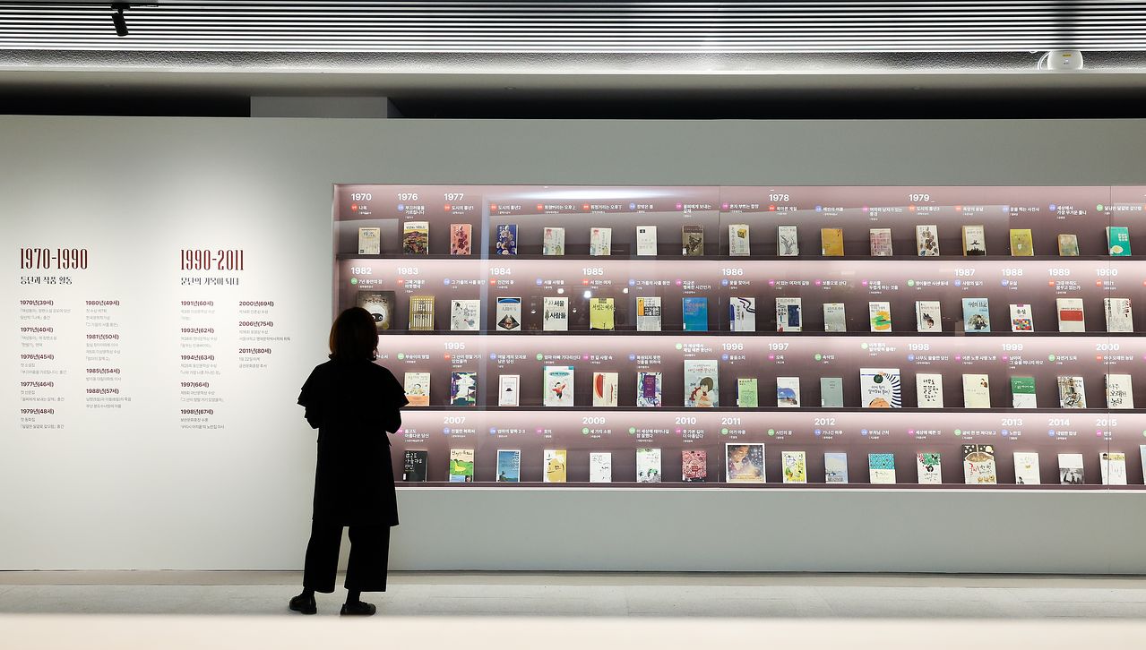 서울대학교 해리티지 라이브러리 개관식 및 박완서 아카이브 조성 기념식이 9일 서울대학교 중앙도서관 관정관에서 열렸다. 이날 행사에 참석한 내빈들이 박완서 기념전을 둘러보고 있다. 우상조 기자