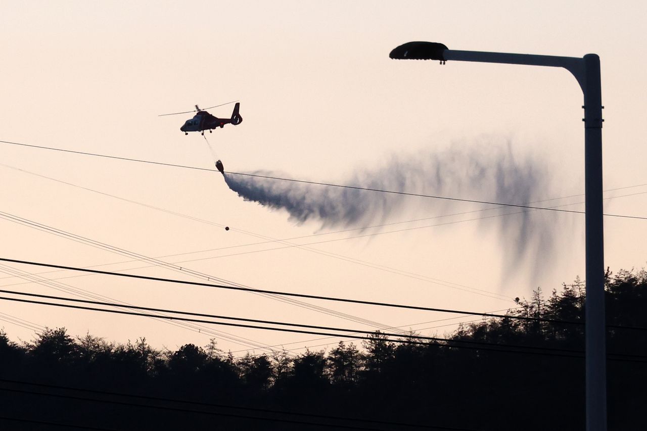 8일 오후 경북 경주시 문무대왕면 야산에서 헬기가 산불을 끄고 있다.   산림 당국은 이날 오후 6시에 문무대왕면 입천리 야산에서 발생한 산불 주불을 완전히 껐다고 밝혔다. 연합뉴스