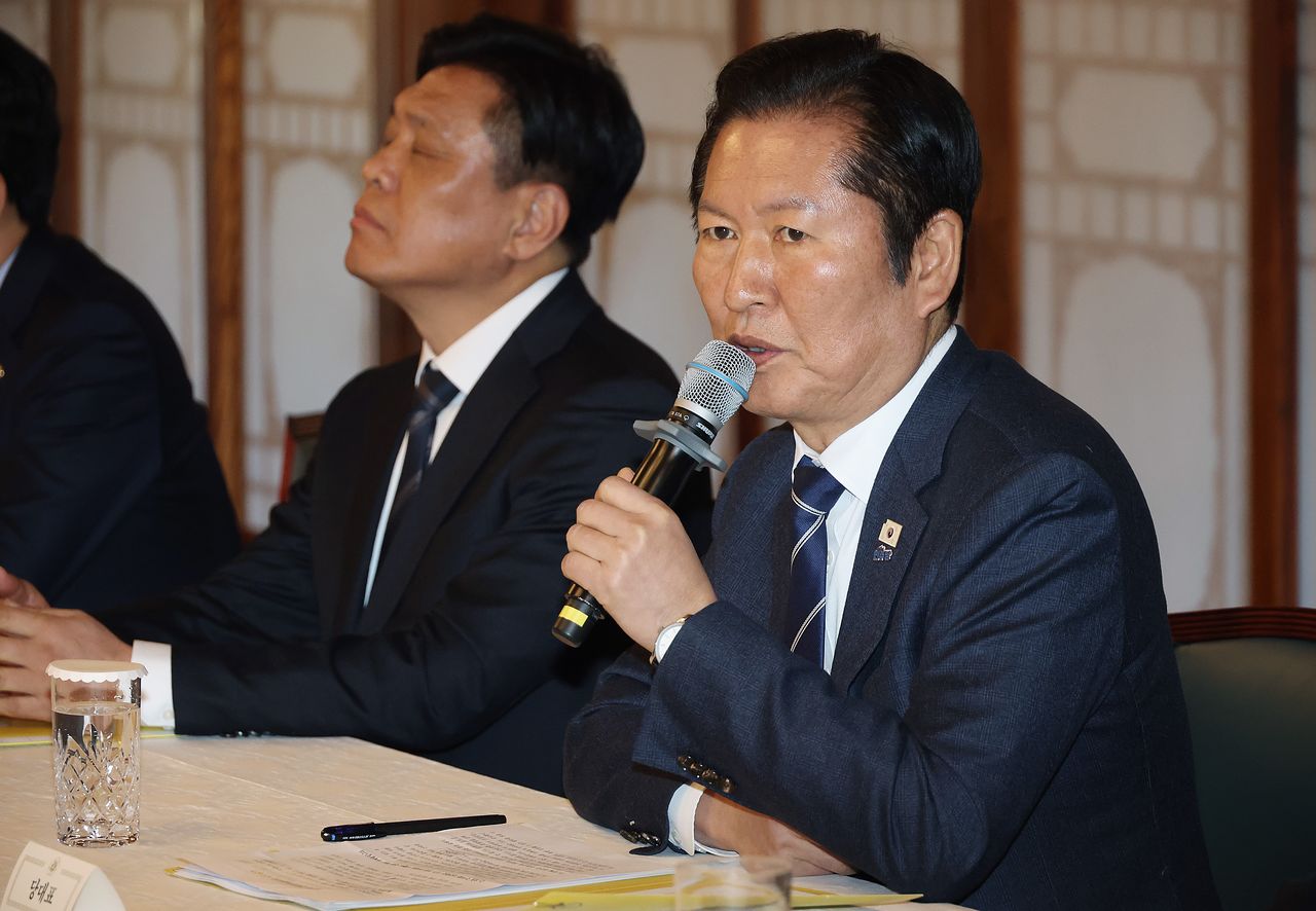 정청래 더불어민주당 대표가 8일 오후 서울 삼청동 국무총리공관에서 열린 고위 당정협의회에서 발언하고 있다. 왼쪽은 조승래 사무총장. 김성룡 기자