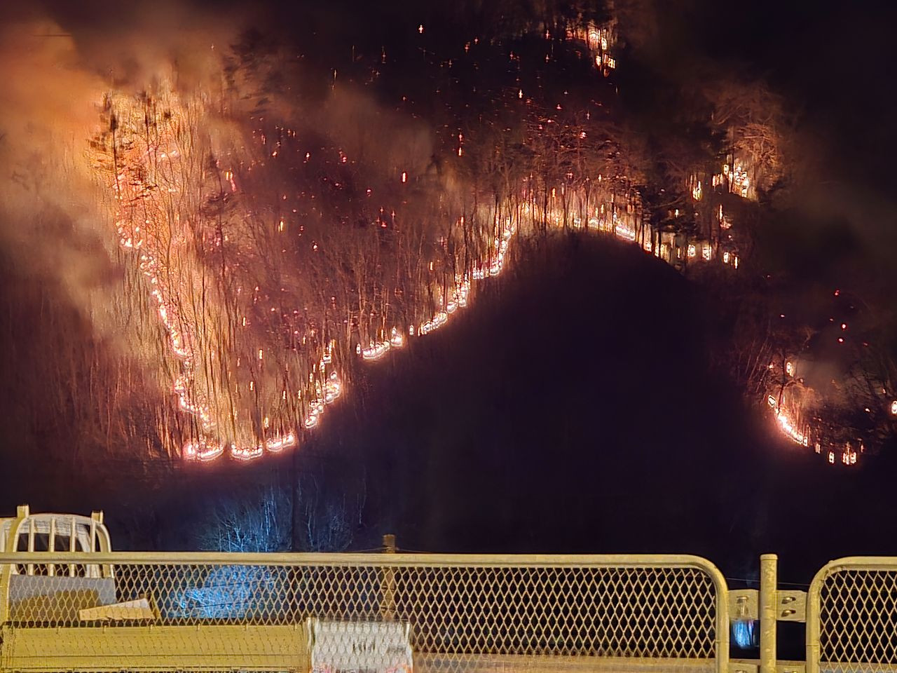 8일 오후 7시56분쯤 경북 경주시 문무대왕면 안동교차로 인근에서 재발화한 산불이 강풍을 타고 산 정상 쪽으로 빠르게 확산하고 있다. [뉴시스]