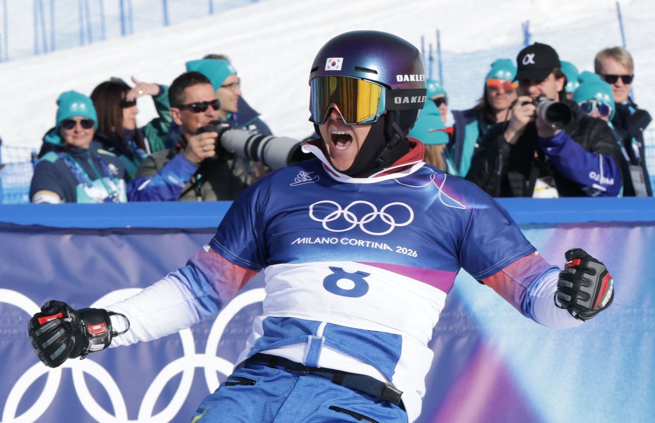 스노보드 김상겸이 8일(현지시간) 이탈리아 리비뇨의 스노파크에서 열린 2026 밀라노.코르티나담페초 동계올림픽 스노보드 남자 평행 대회전 준결승에서 결승 진출을 확정한 후 환호하고 있다. 김종호 기자