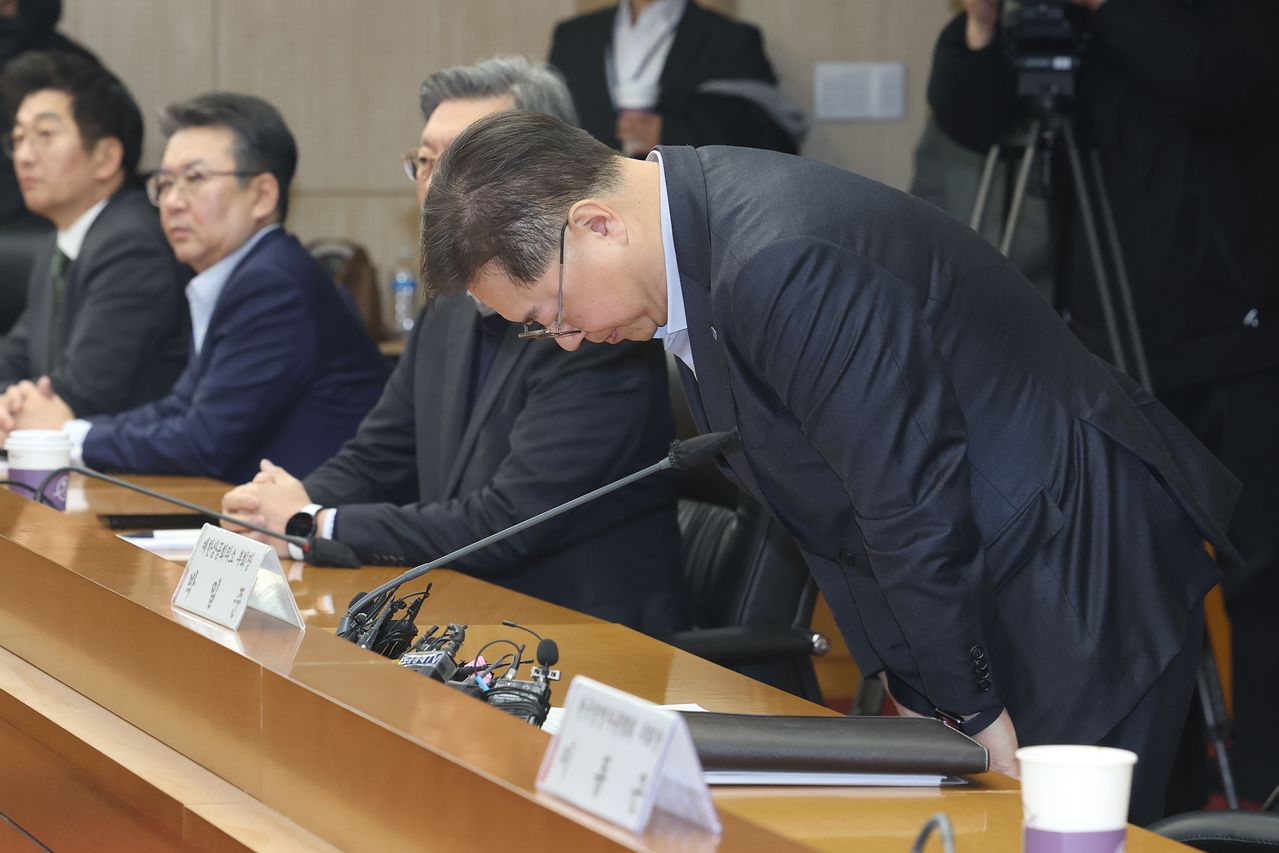 박일준 대한상공회의소 부회장이 9일 오전 서울 한국무역보험공사에서 열린 경제단체 긴급현안 점검회의에서 상속세 때문에 고액 자산가들이 한국을 떠난다는 내용의 대한상의 보도자료와 관련해 허리숙여 사과하고 있다. 뉴스1