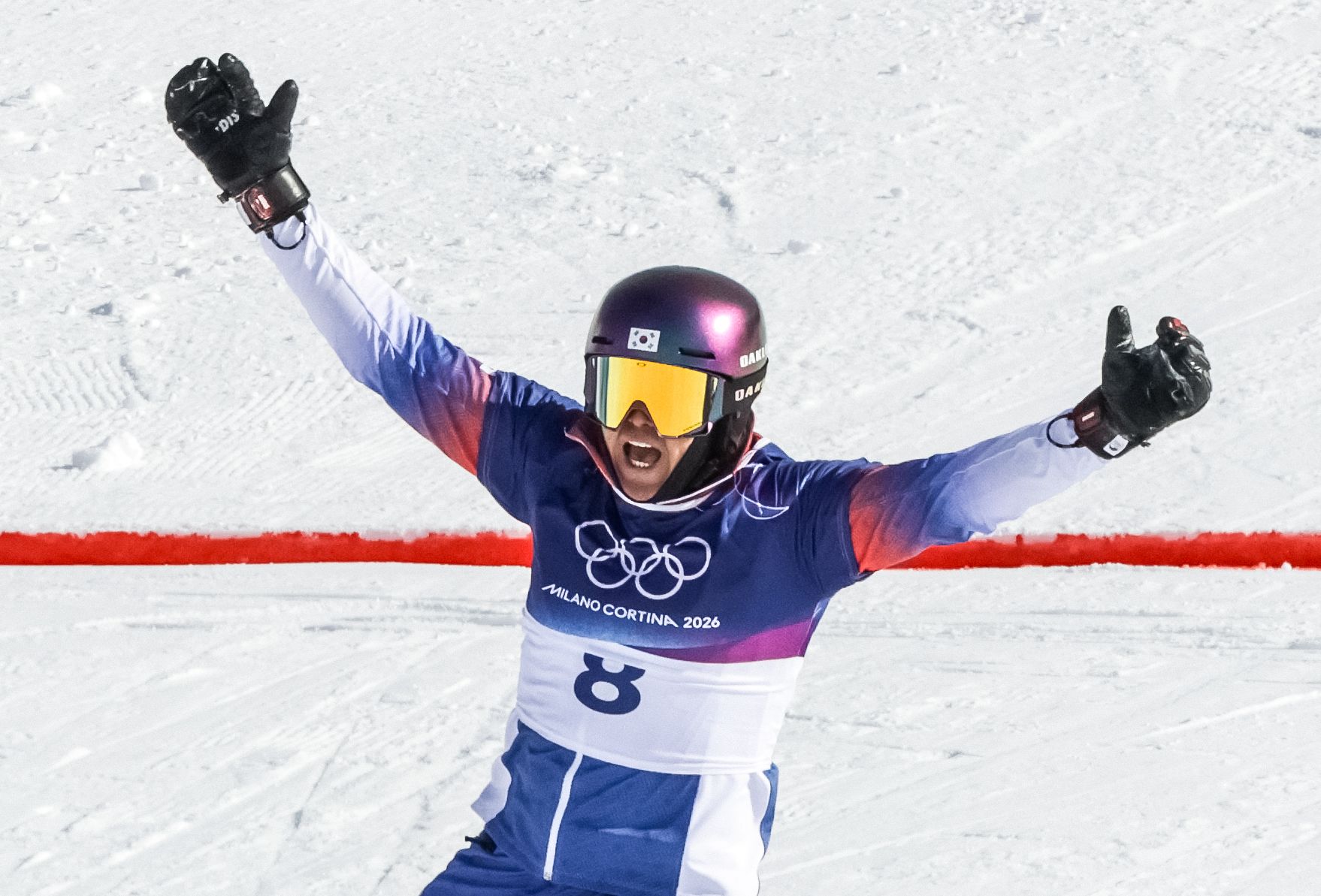 스노보드 김상겸이 8일(현지시간) 이탈리아 리비뇨의 스노파크에서 열린 2026 밀라노 코르티나담페초 동계올림픽 스노보드 남자 평행 대회전 16강전에서 8강 진출을 확정지은 뒤 기뻐하고 있다.김종호 기자