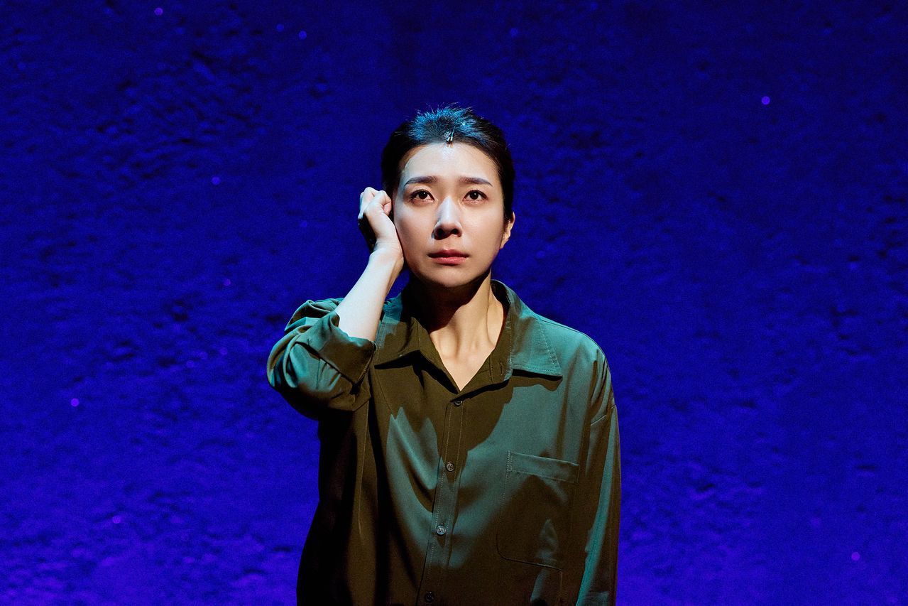 연극 ‘살아있는 자를 수선하기’에서 1인 16역을 해낸 김지현 배우. [사진 프로젝트그룹 일다]