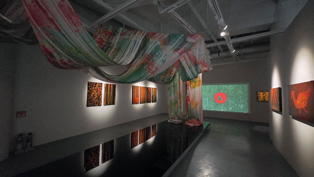 바람과 물을 이용해 기다란 천에 염료를 흘린 작품이 천장에 걸려 있다. 성파 스님은 드론을 이용해 공중 전시를 시도한다. 에밀레종에 새겨진 '비천'에서 영감을 받았또 했다. 용인=백성호 기자