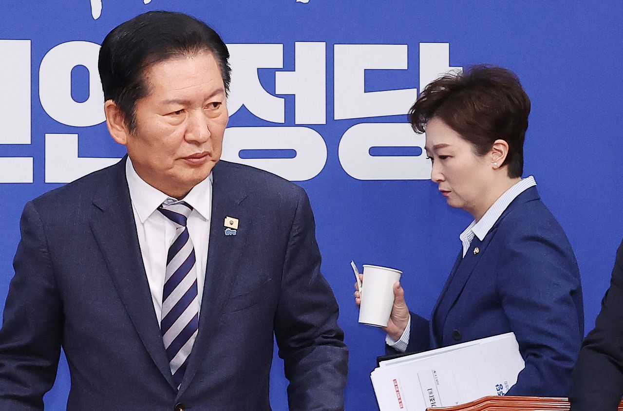 정청래 더불어민주당 대표가 9일 오전 국회에서 열린 최고위원회의에 참석하고 있다. 오른쪽은 이언주 최고위원. 임현동 기자