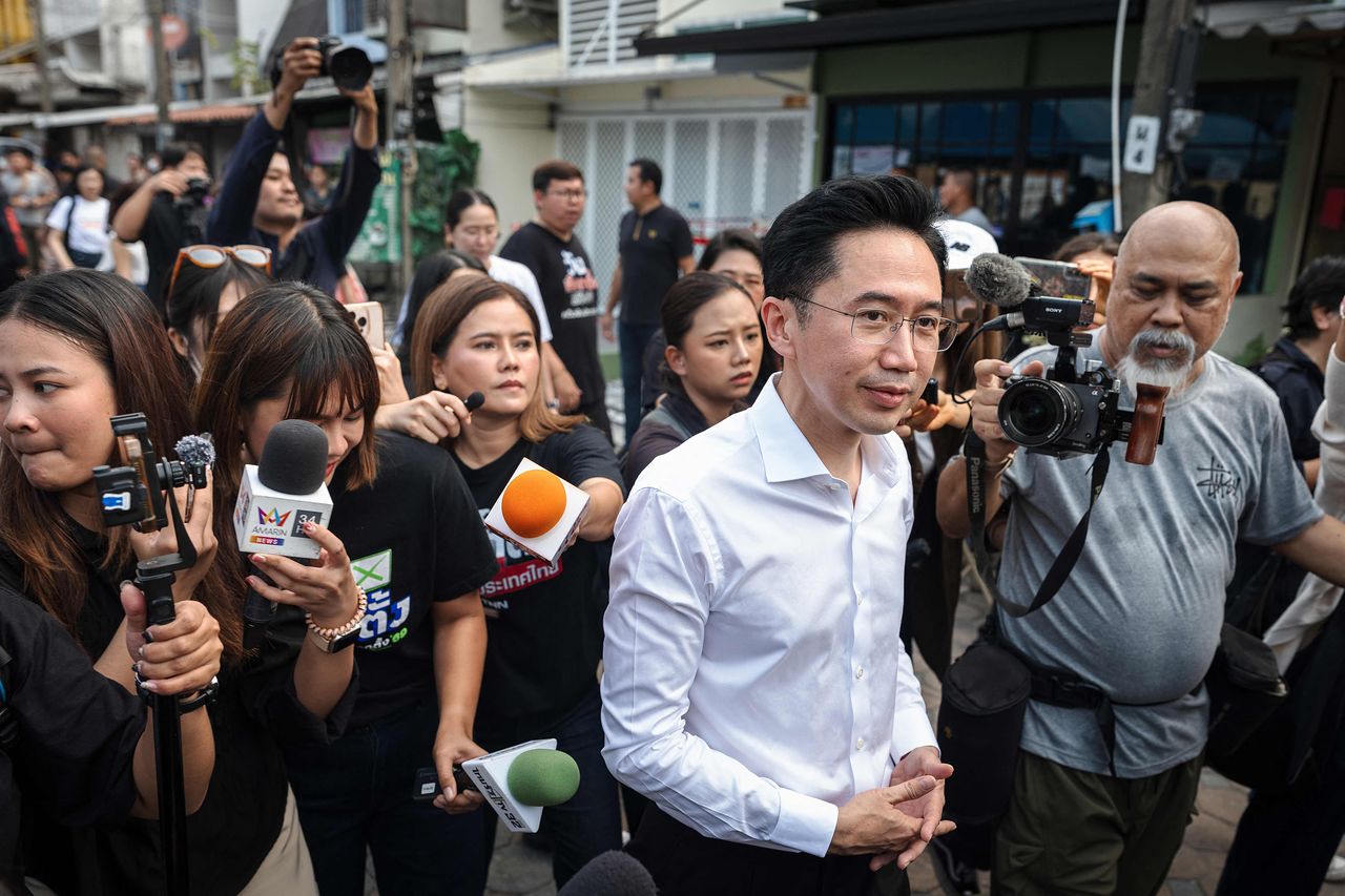 8일 프아타이당 총리 후보 욧차난 웡사왓이 태국 방콕의 한 투표소에서 총선 투표를 마치고 취재진에 둘러싸인 모습. AFP=연합뉴스