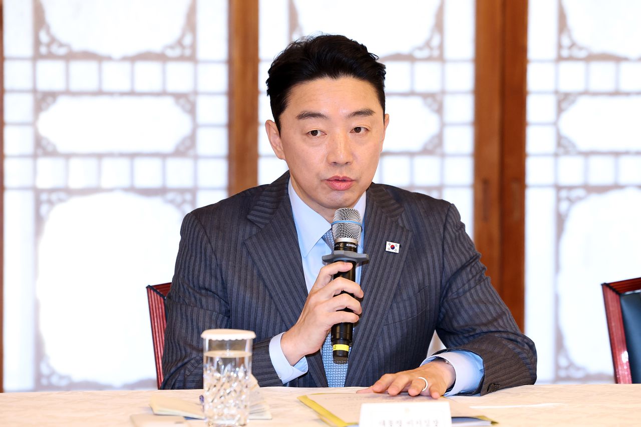 고위당정협의회가 8일 오후 서울 종로구 국무총리 공관에서 열려 강훈식 대통령 비서실장이 발언하고 있다. 김성룡 기자. 