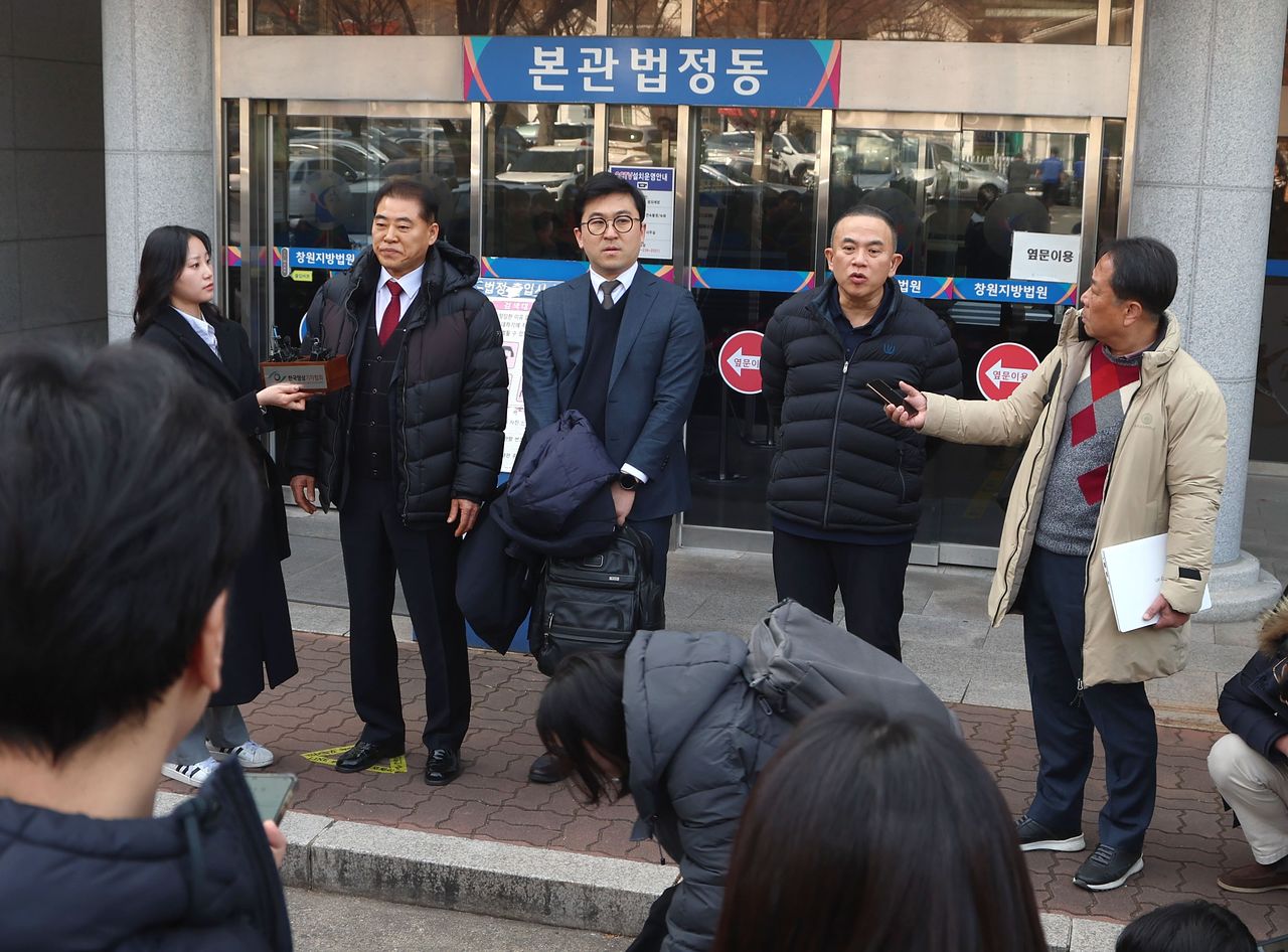 정치자금법 위반 혐의로 기소된 정치 브로커 명태균씨가 지난 5일 오후 경남 창원시 성산구 창원지법에서 열린 1심 재판에서 무죄 선고를 받은 후 취재진 질문에 답하고 있다. 명씨는 증거은닉 교사 혐의에 대해서는 징역 6개월에 집행유예 1년을 선고받았다. 연합뉴스