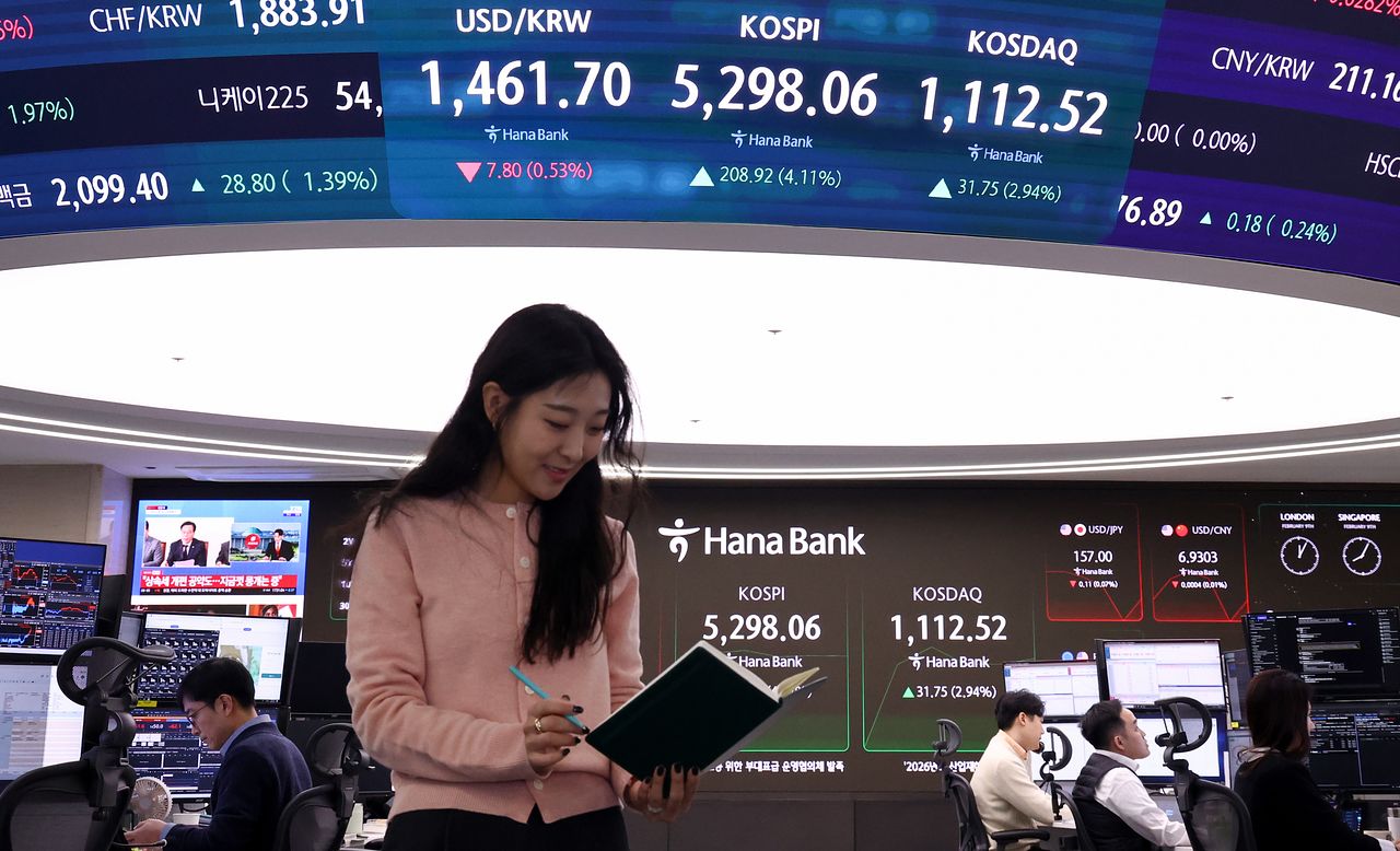 코스피가 상승 출발한 9일 서울 중구 하나은행 본점 딜링룸 전광판에 증시 시황이 표시되어 있다. 뉴스1