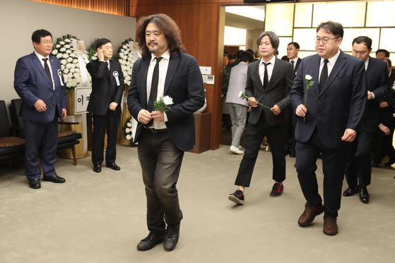 김어준, 주진우, 김용민씨가 2019년 6월 서울 신촌 세브란스병원 장례식장에 마련된 고(故) 김대중 전 대통령 부인 이희호 여사의 빈소를 찾아 조문하고 있다. 김상선 기자