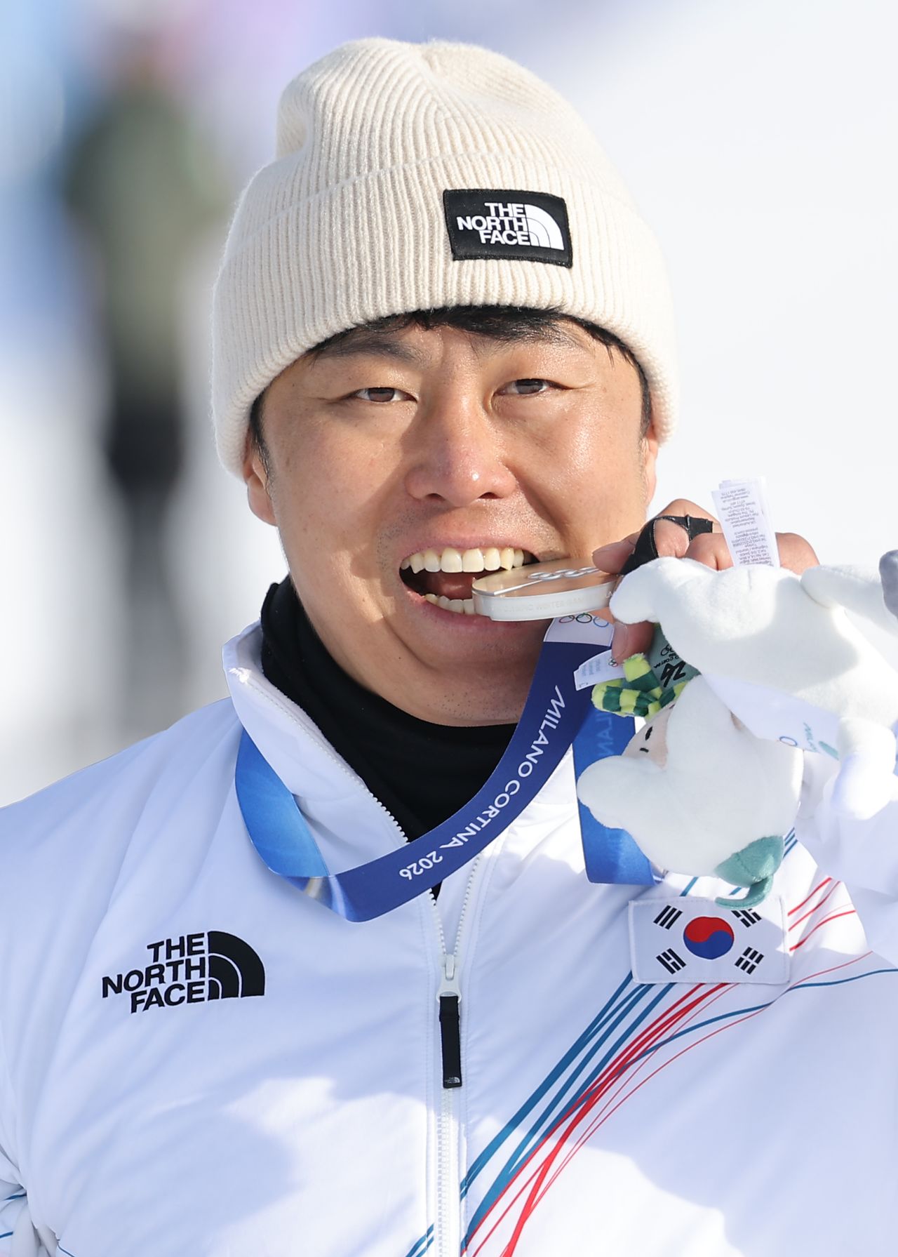 메달을 깨무는 김상겸. [연합뉴스]