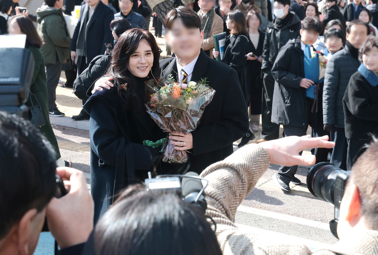 이부진 호텔신라 사장이 9일 서울 강남구 대치동 휘문고등학교에서 열린 아들 임모군의 졸업식에 참석해 기념 촬영을 하고 있다. 뉴스1