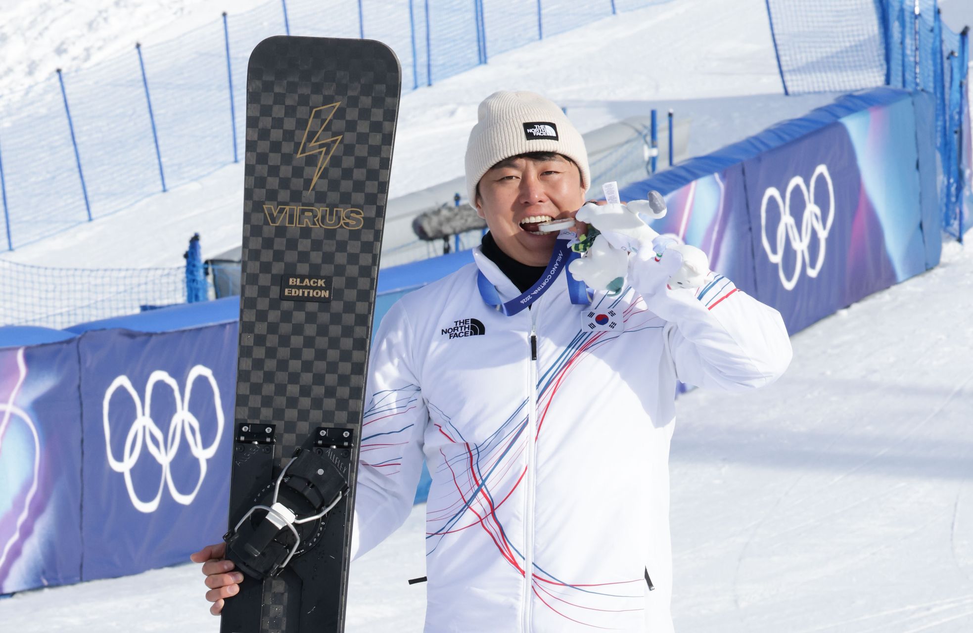 스노보드 남자 평행 대회전에서 은메달을 획득한 김상겸이 8일(현지시간) 이탈리아 리비뇨의 스노파크에서열린 2026 밀라노 코르티나담페초 동계올림픽 스노보드 남자 평행 대회전 대회전 시상식에서 메달을 깨물어 보이고 있다. 김종호 기자 20260208