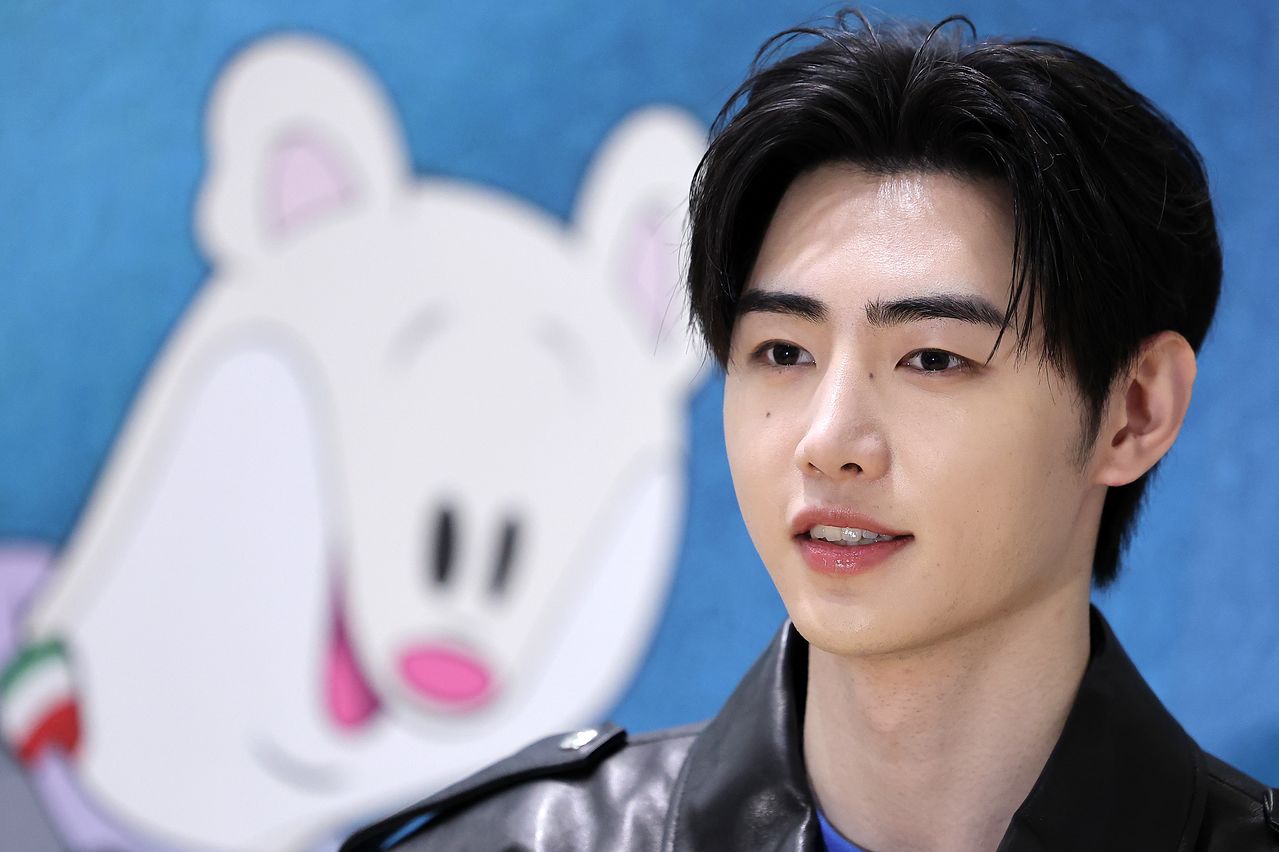  8일(한국시간) 이탈리아 밀라노 메인프레스센터를 방문한 엔하이픈 성훈. 뉴스1