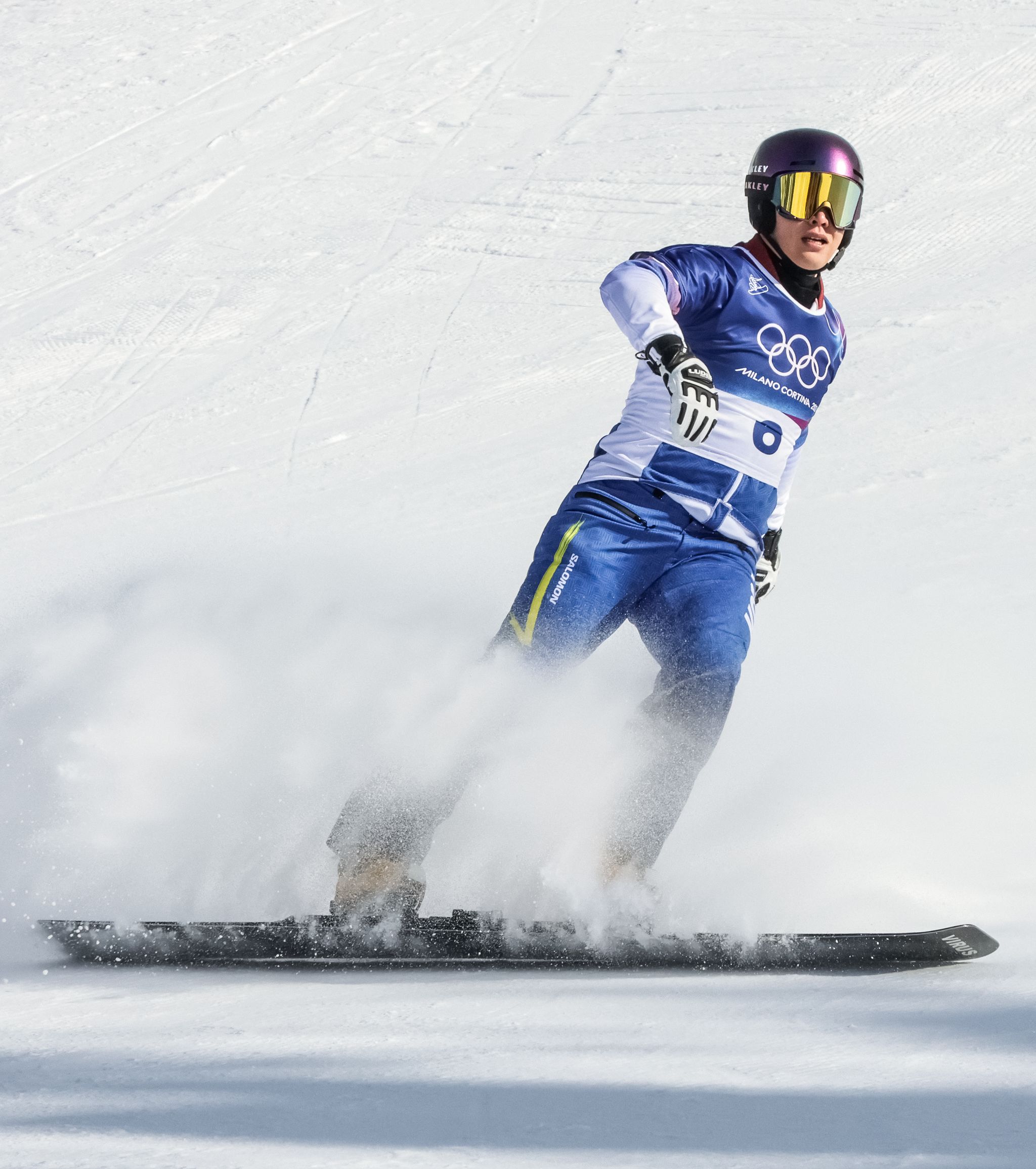 스노보드 이상호가 8일(한국시간) 이탈리아 손드리오주 리비뇨 스노파크에서 열린 스노보드 남자 평행대회전에서 결승선을 통과하고 있다.김종호 기자 