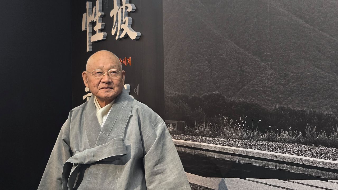 성파 스님은 "도 닦는 사람이 따로 있지 않다. 이 세상에 태어나면 누구가 도 닦으면 산다. 자기가 도 닦고 있는 줄 모르고 있을 뿐이다"라며 "나의 작품은 내 삶의 발자취다"라고 말했다. 용인=백성호 기자