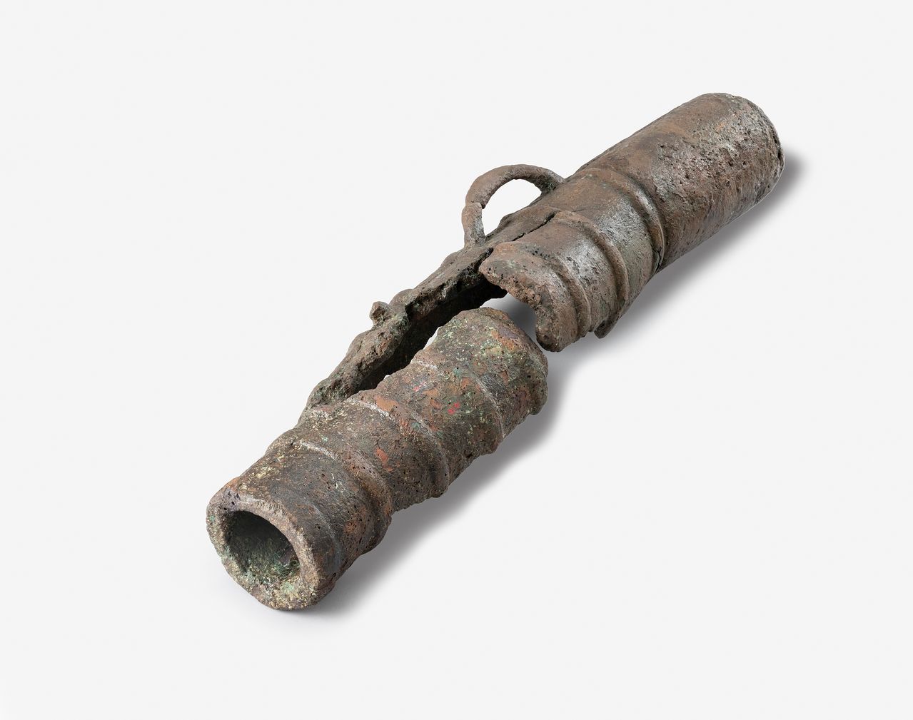 노량해전이 벌어졌던 전남 백도 근처에서 출수된 지자총통 파편. 전시를 준비하며 하나의 총통인 걸 알게 됐다.