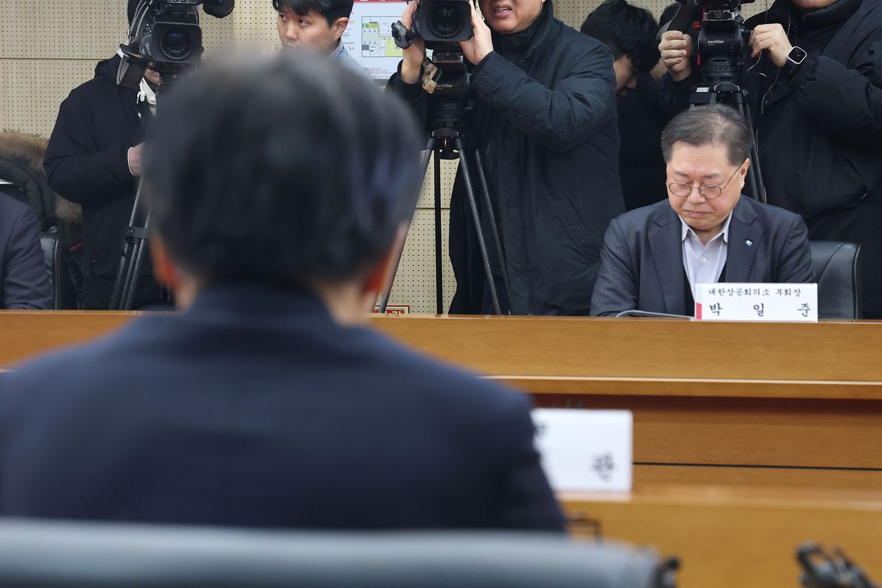 김정관 산업통상부 장관이 9일 오전 서울 한국무역보험공사에서 열린 경제단체 긴급현안 점검회의에서 발언하자 박일준 대한상공회의소 부회장이 경청하고 있다. 뉴스1