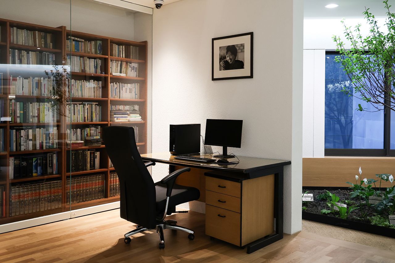 박완서 작가가 쓰던 서재의 모습을 재현한 공간. 오른쪽엔 그가 아끼던 정원을 재현한 모습이다. 살구나무가 실제로 심어져있다. 우상조 기자