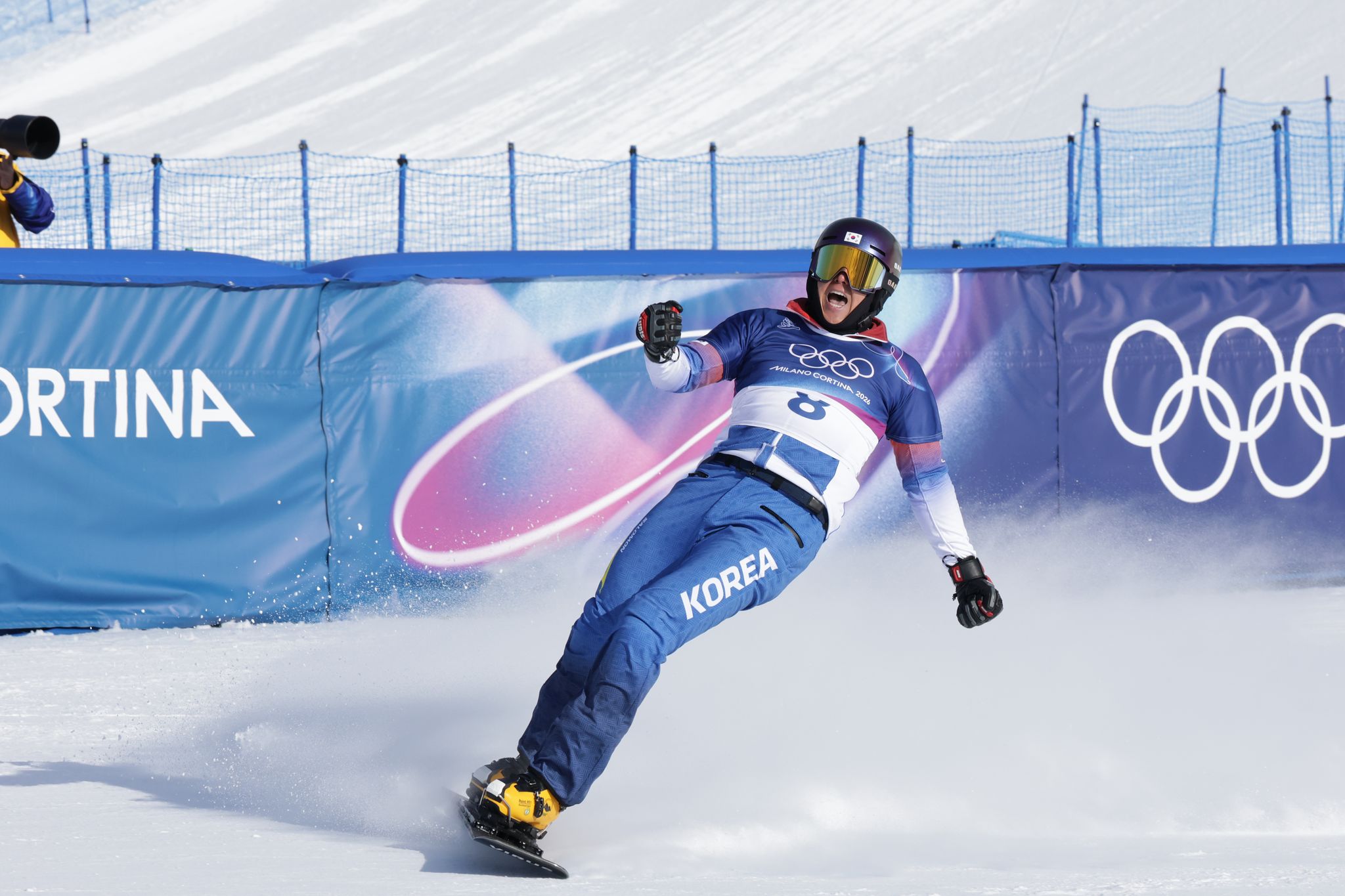 스노보드 김상겸이 8일(현지시간) 이탈리아 리비뇨의 스노파크에서 열린 2026 밀라노 코르티나담페초 동계올림픽 스노보드 남자 평행 대회전에서 결승진출을 확정지은후 환호하고 있다.김종호 기자20260208