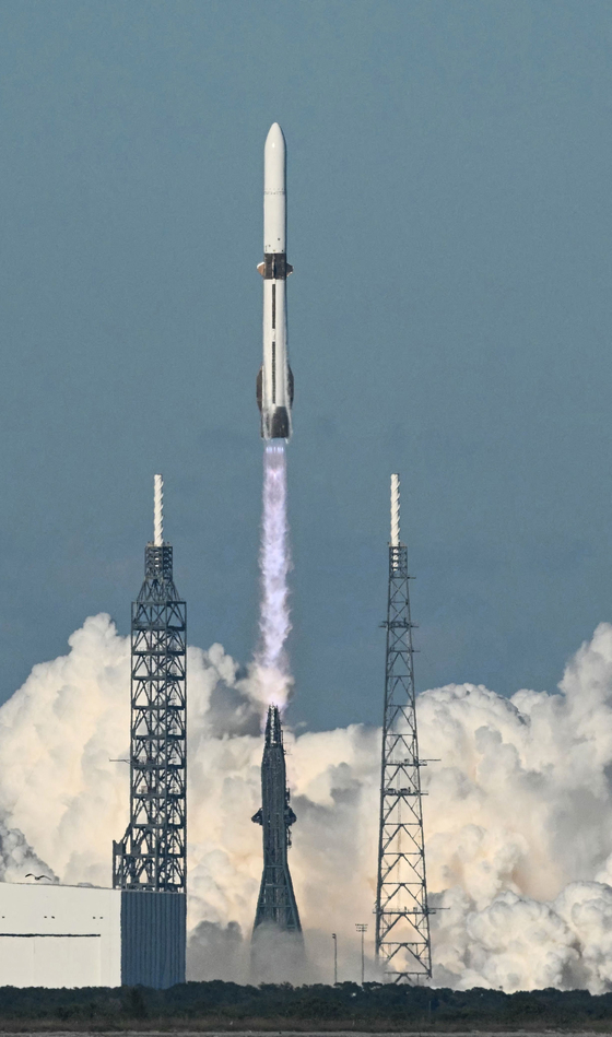 블루오리진의 대형 재사용 발사체 뉴글렌이 지난해 11월 미국 케이프 커내버럴 우주군 기지에서 발사됐다. 이날 발사에서 1단 회수에 처음으로 성공했다. [AFP=연합뉴스]