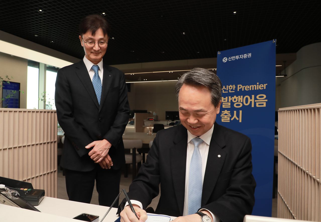 9일 서울 여의도 신한투자증권 본점 영업부에서 진옥동 신한금융 회장이 ‘신한Premier 발행어음’에 가입하고 있다. 왼쪽은 이선훈 신한투자증권 대표. 신한투자증권 제공