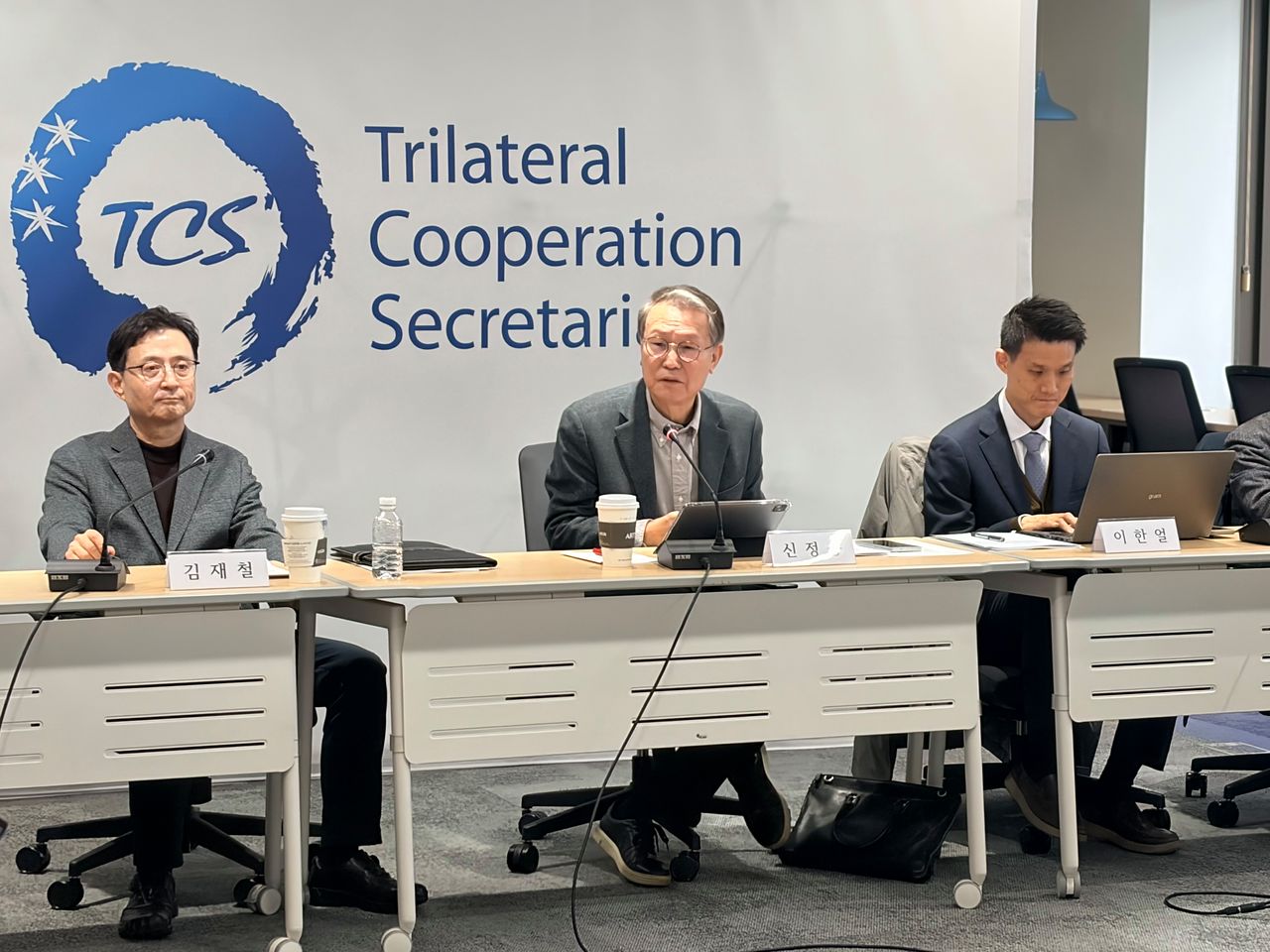 2월 5일 동서대학교 동아시아연구원과 중앙일보 중국연구소가 공동 주최한 '2025 제2차 DSU 중국학술토론회'에서 신정승(가운데) 동서대 동아시아연구원장이 발언하고 있다. 중국연구소 