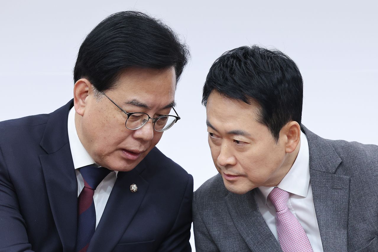 장동혁 국민의힘 대표와 송언석 원내대표가 9일 서울 여의도 국회에서 열린 최고위원회의에서 대화하고 있다. 뉴스1
