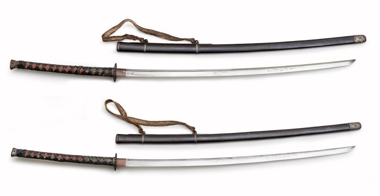 이순신 장검은 2m에 가까운 길이와 고급스러운 장식 문양으로 보아 위엄을 드러내는 의장용일 가능성이 높다.