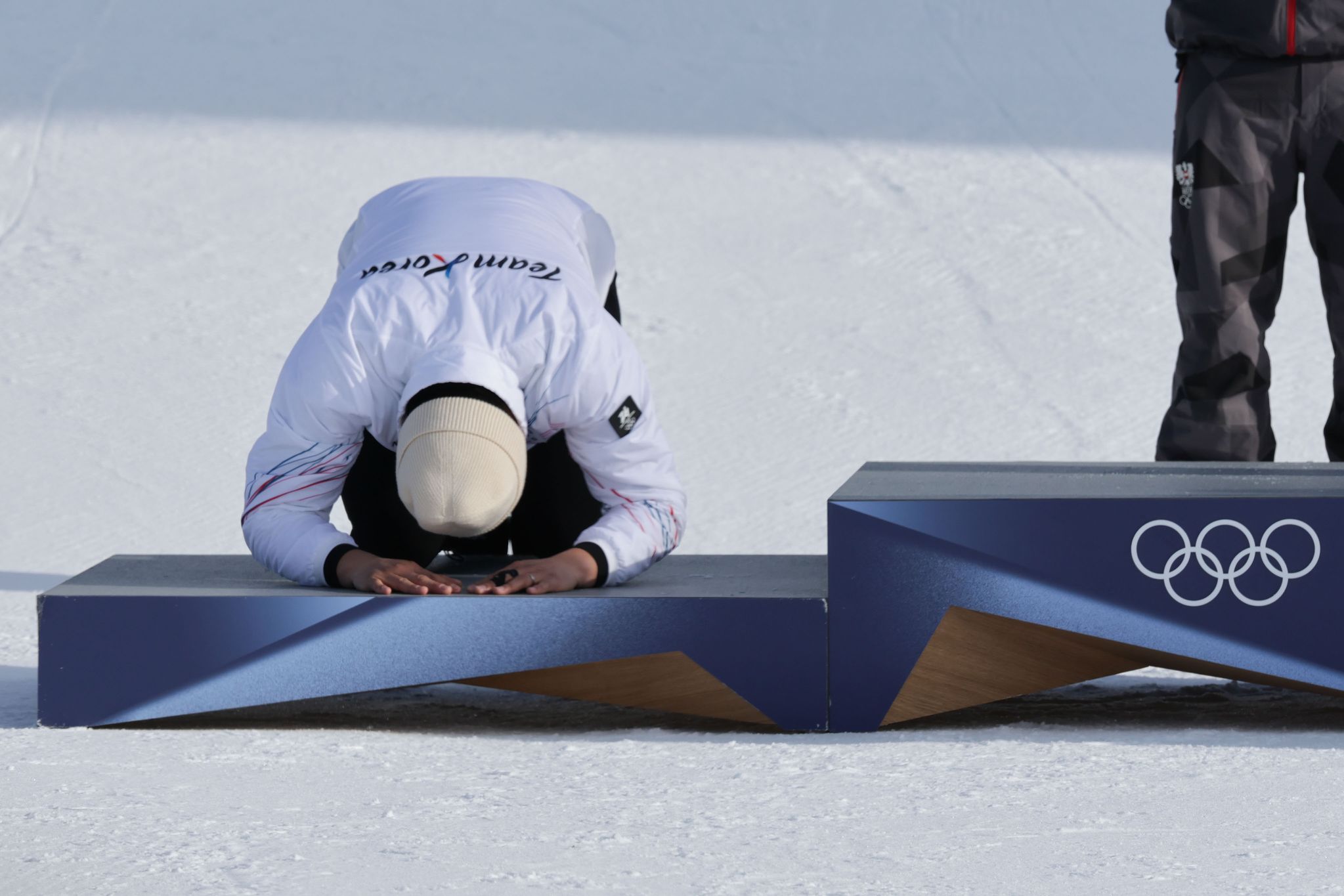 스노보드 김상겸이 8일(현지시간) 이탈리아 리비뇨의 스노파크에서열린 2026 밀라노 코르티나담페초 동계올림픽 스노보드 남자 평행 대회전 대회전 시상식에서 큰 절을 하고 있다. 김종호 기자 