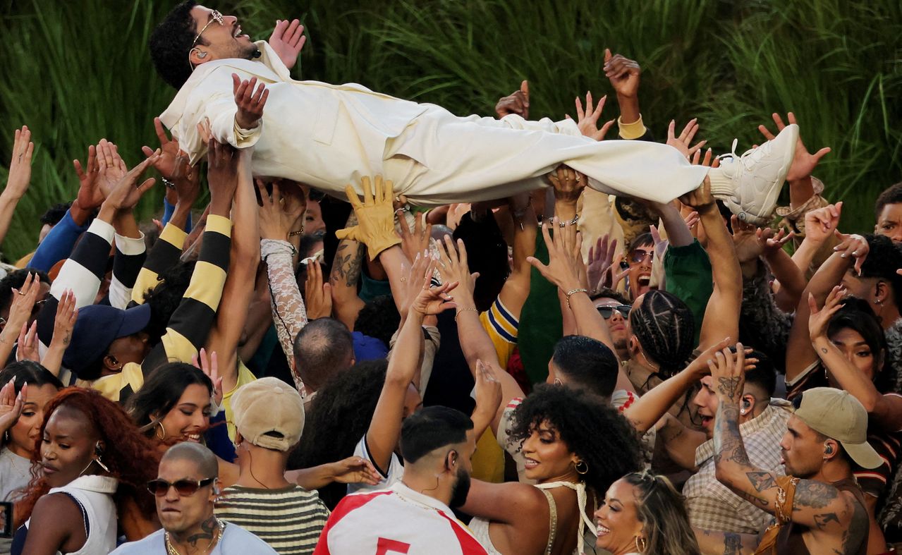 하프타임쇼를 펼치는 배드 버니(맨 위). 로이터=연합뉴스