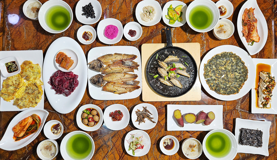 전남 해남군이 이색 소비 환급 이벤트를 8일부터 시작했다. 결제 금액의 30%를 돌려준다. 해남 한 식당의 보리굴비정식 차림상. 손민호 기자 