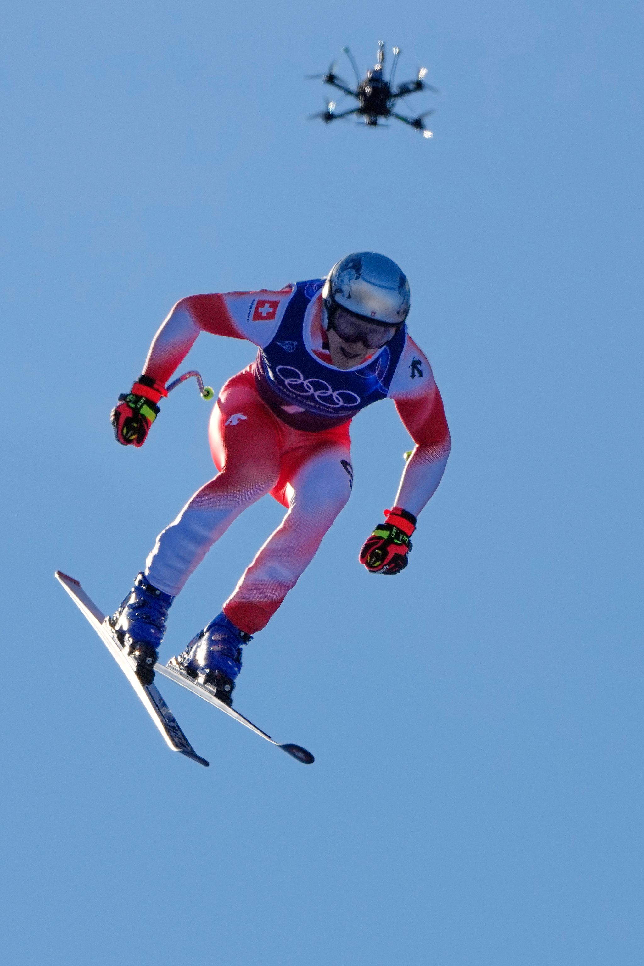 지난 9일(현지시간) 이탈리아 보르미오에서 열린 2026 밀라노·코르티나담페초 동계올림픽 알파인 스키 팀 복합 남자 다운힐 경기에서 마르코 오더마트(스위스)가 드론의 추적 촬영 속에 질주하고 있다. AP=연합뉴스