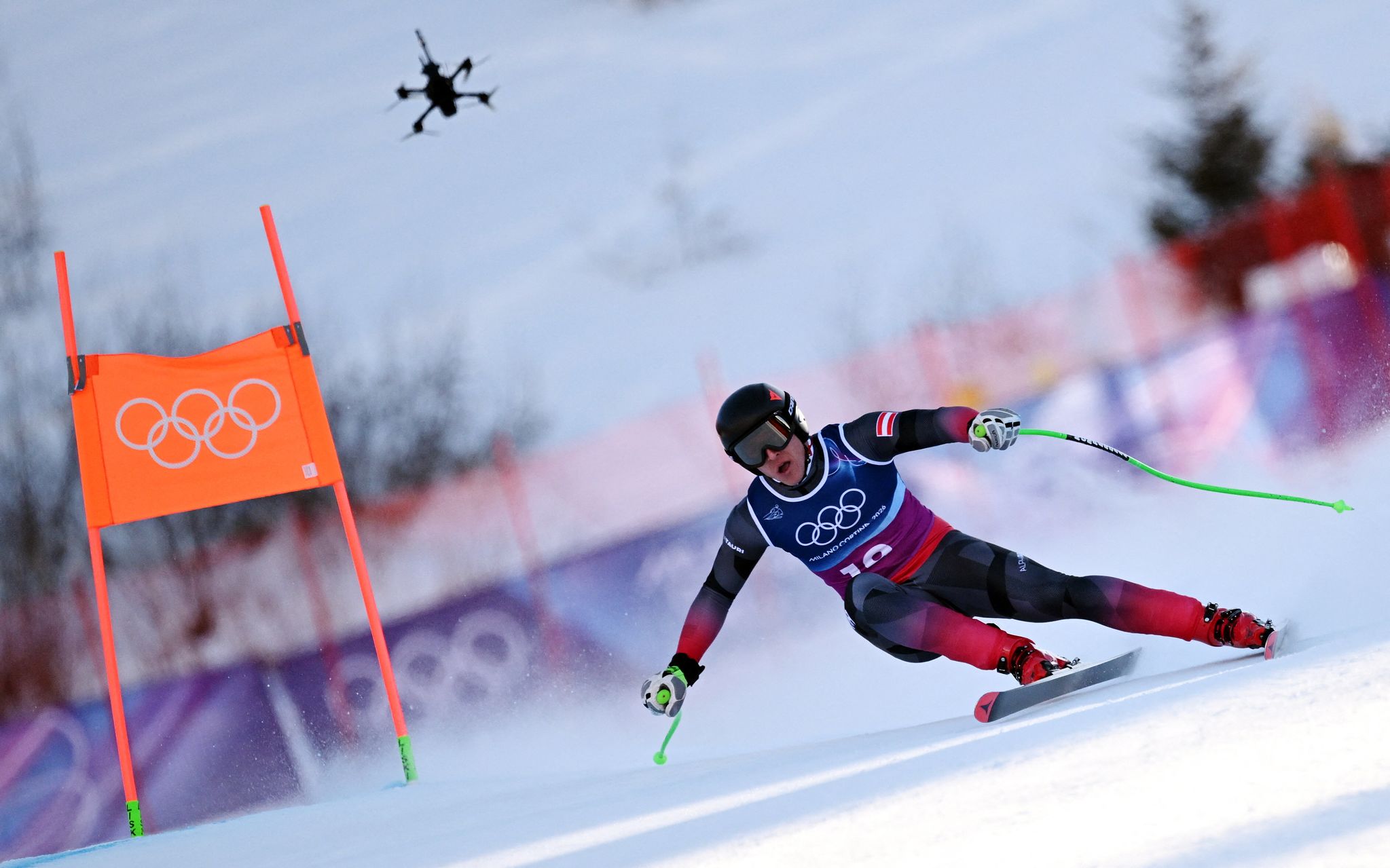 지난 9일(현지시간) 열린 2026 밀라노·코르티나담페초 동계올림픽 알파인 스키 남자 단체 복합 하강 경기에서 라파엘 하저(오스트리아)의 레이스를 드론이 근접 촬영하고 있다. 로이터=연합뉴스