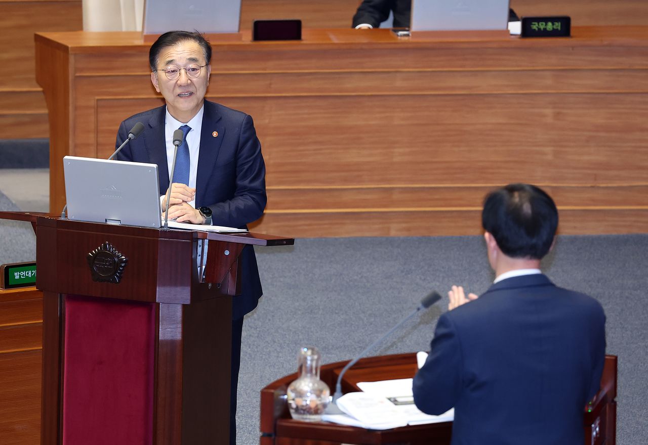 김윤덕 국토교통부 장관이 10일 국회 본회의장에서 열린 경제 분야 대정부질문에서 국민의힘 이만희 의원의 질문에 답하고 있다. 연합뉴스