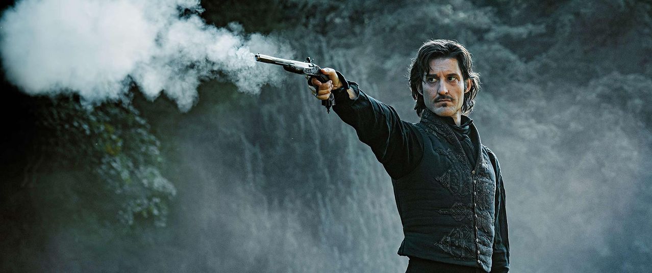 영화 '몬테크리스토 백작' 스틸컷. 몬테크리스토 백작(피에르 니네이)이 자신을 배신한 친구 페르낭 드 모르세르의 아들과 결투를 벌이고 있다. [사진 찬란] 