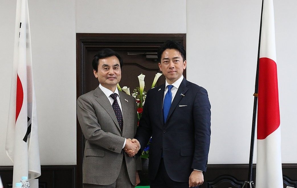 안규백 국방부 장관과 고이즈미 신지로 일본 방위상이 지난 달 30일 일본 요코스카시 해상자위대 총감부에서 한일 국방장관 회담에 앞서 악수하고 있다. 안 장관은 '핑퐁 안보 외교'로 주목받았다. [연합뉴스]