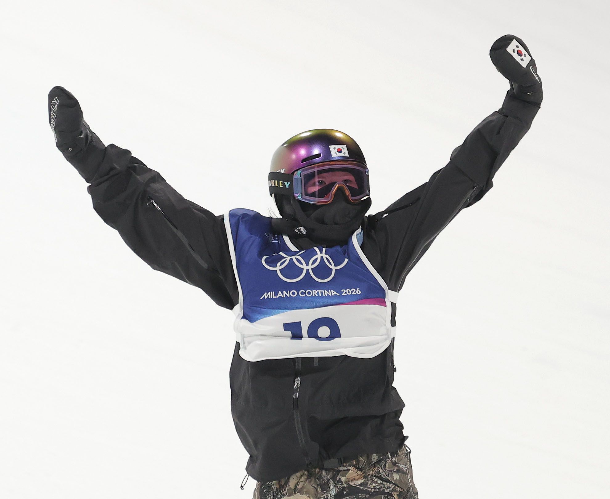 유승은이 2차 시기를 마친 뒤 두 팔을 들어올리고 있다. 연합뉴스