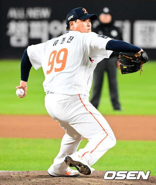 [OSEN=대전, 지형준 기자] 31일 대전 한화생명볼파크에서 2025 신한 SOL Bank KBO리그 포스트시즌 한국시리즈 5차전 한화 이글스와 LG 트윈스의 경기가 열렸다.이날 경기에 한화는 문동주를, LG는 톨허스트를 선발투수로 내세웠다. 8회초 한화 류현진이 역투하고 있다. 2025.10.31 /jpnews@osen.co.kr